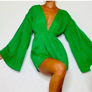 Pretty Little Thing Womens Sz 8 Green Pleated Bell Sleeve Deep V Romper New